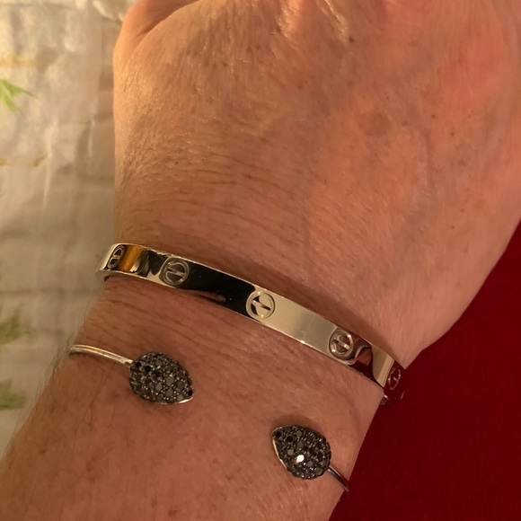 EUC Authentic 18k white gold Cartier Love Bracelet (New Screw locking system) - Picture 7 of 14